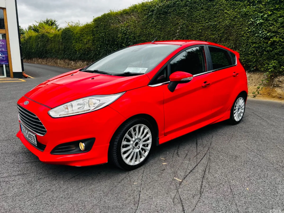 Ford Fiesta Hatchback, Petrol, 2015, Red