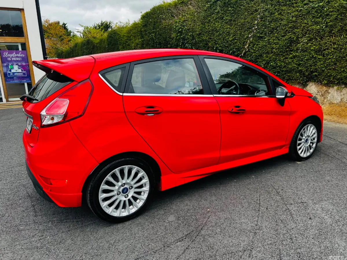 Ford Fiesta Hatchback, Petrol, 2015, Red
