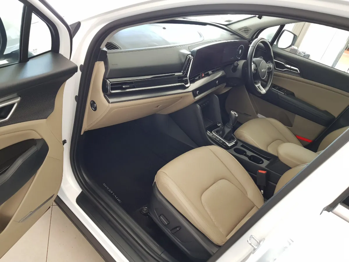 Kia Sportage MPV, Diesel Hybrid, 2023, White