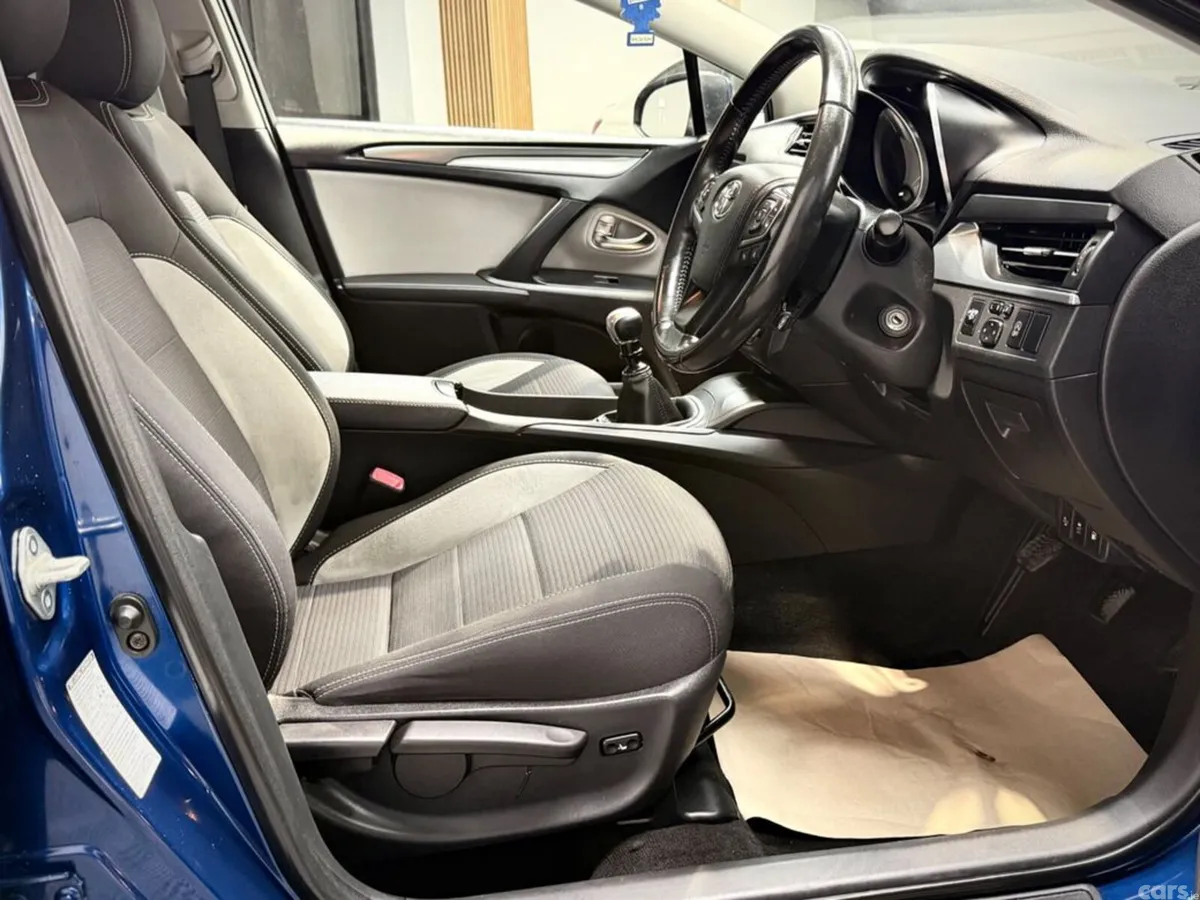 Toyota Avensis Saloon, Diesel, 2018, Blue