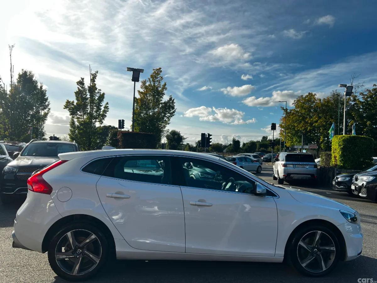Volvo V40 Hatchback, Diesel, 2016, White