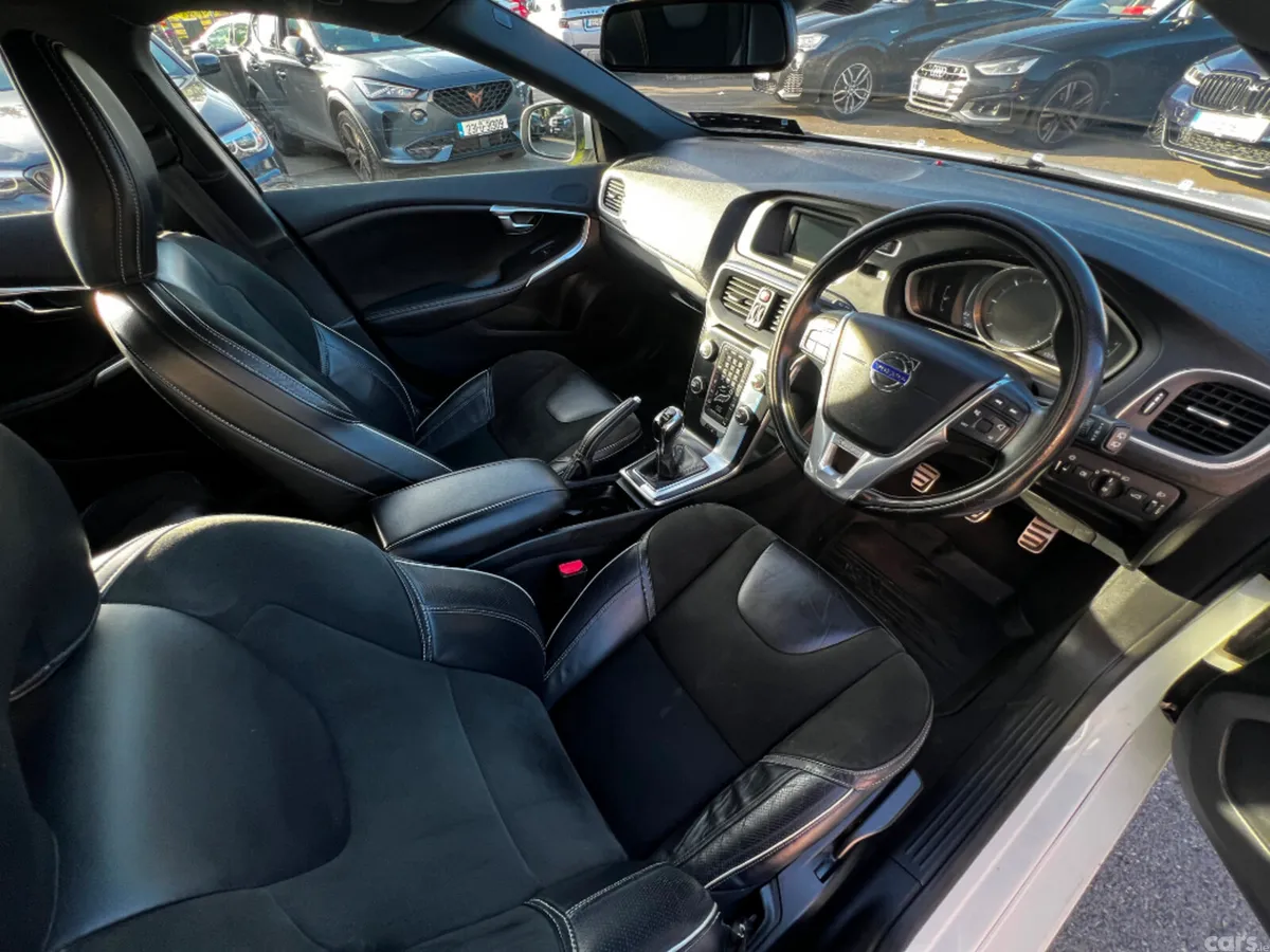 Volvo V40 Hatchback, Diesel, 2016, White