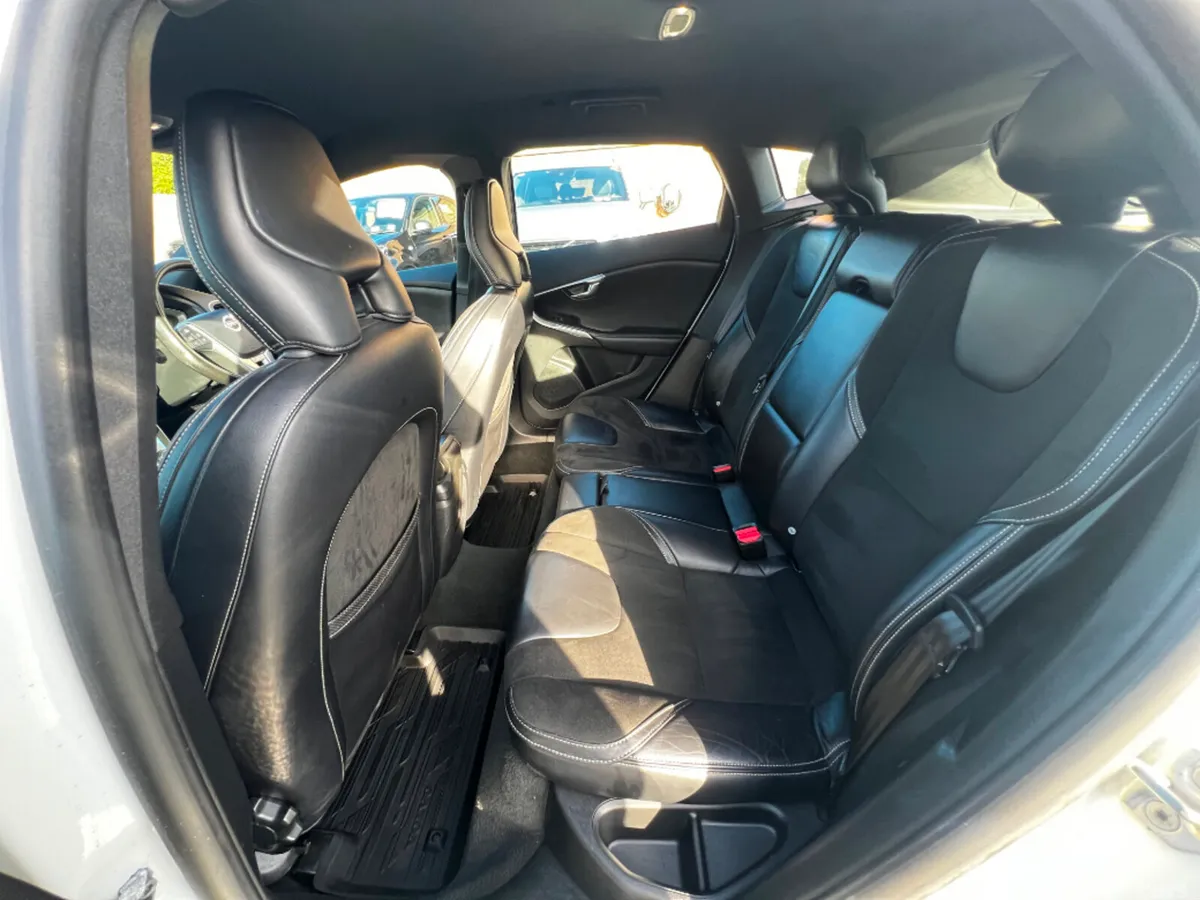 Volvo V40 Hatchback, Diesel, 2016, White