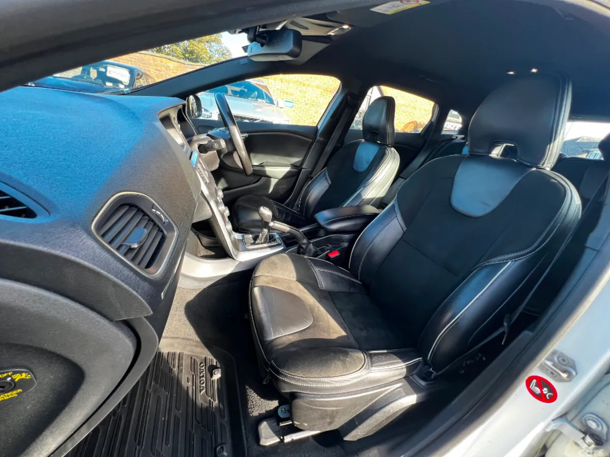 Volvo V40 Hatchback, Diesel, 2016, White