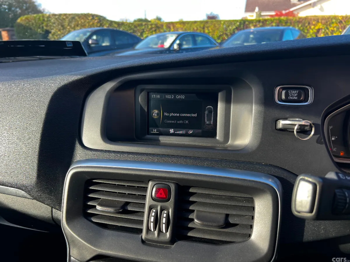 Volvo V40 Hatchback, Diesel, 2016, White