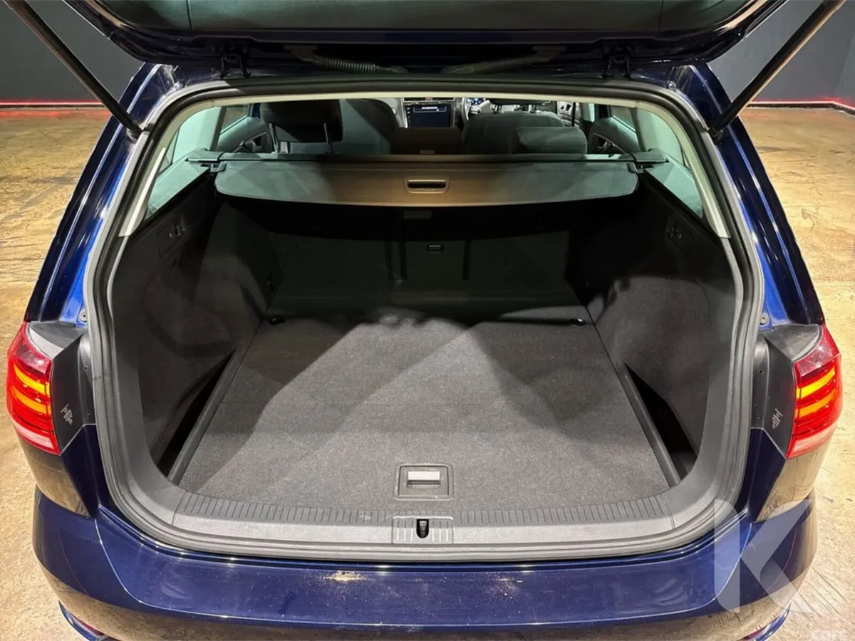 Volkswagen Golf Estate, Petrol, 2019, Blue