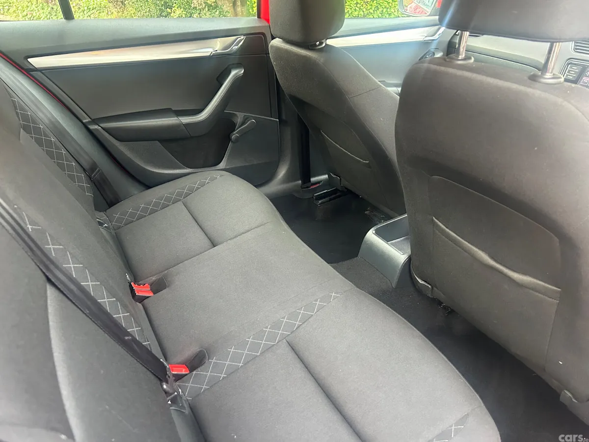 Skoda Octavia Saloon, Petrol, 2018, Red