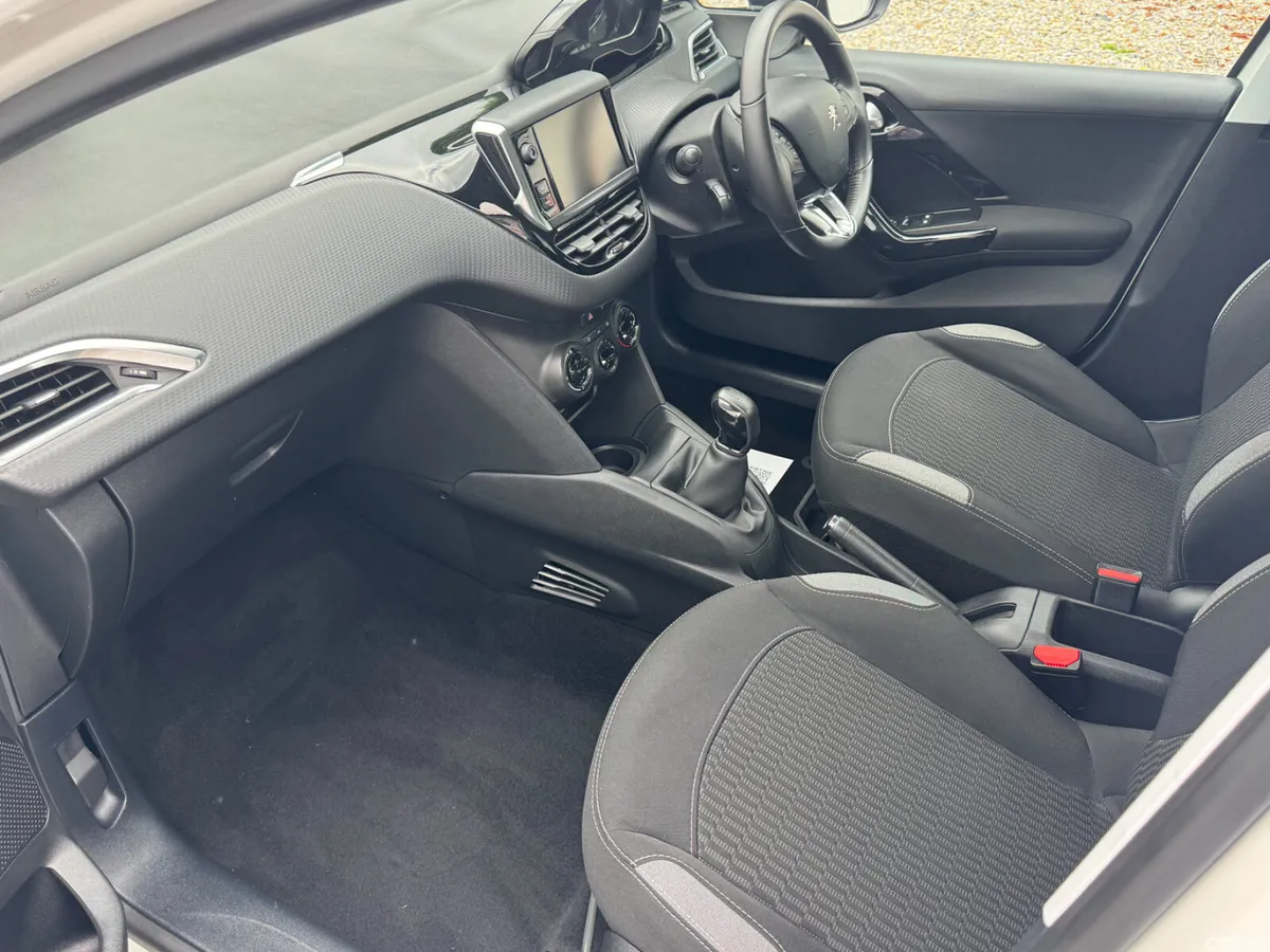 Peugeot 208 Hatchback, Petrol, 2016, White