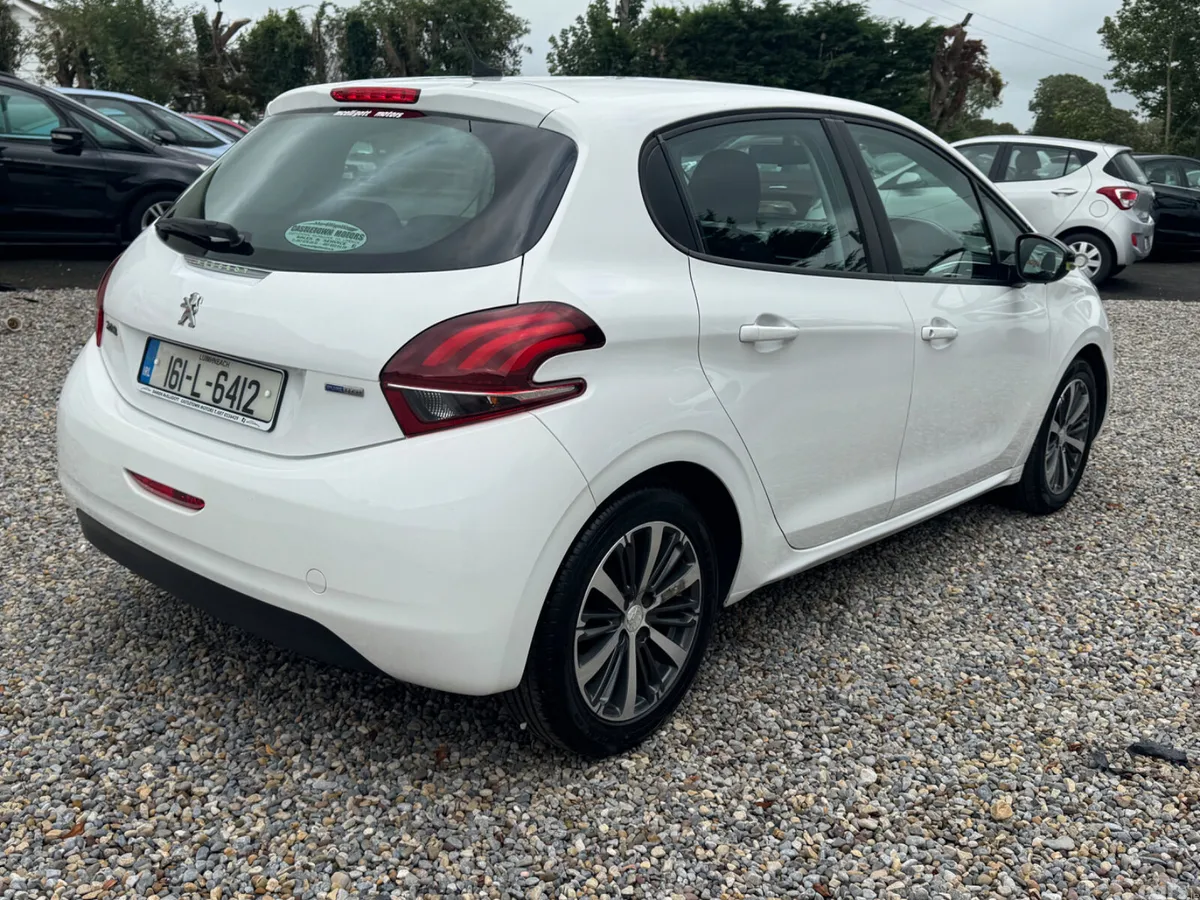Peugeot 208 Hatchback, Petrol, 2016, White