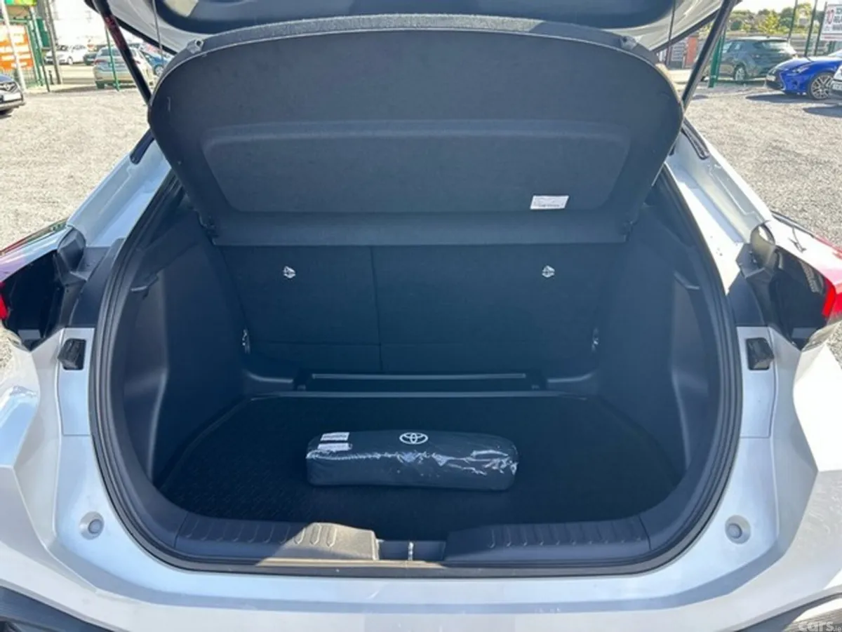 Toyota C-HR SUV, Petrol Hybrid, 2024, White