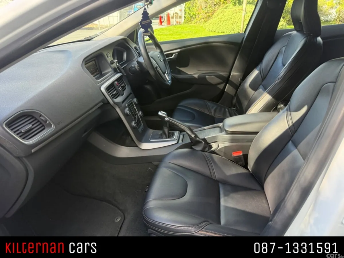 Volvo V40 Hatchback, Diesel, 2017, White