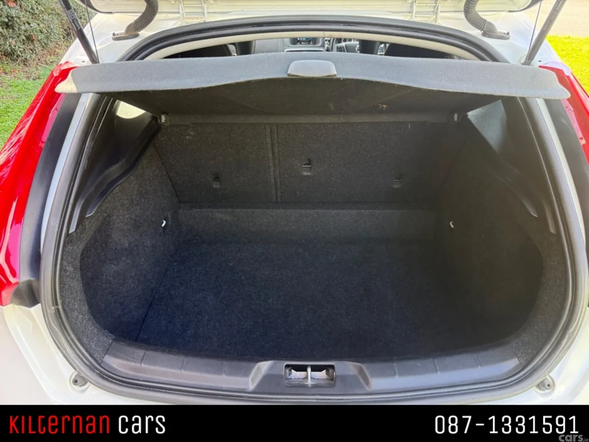 Volvo V40 Hatchback, Diesel, 2017, White