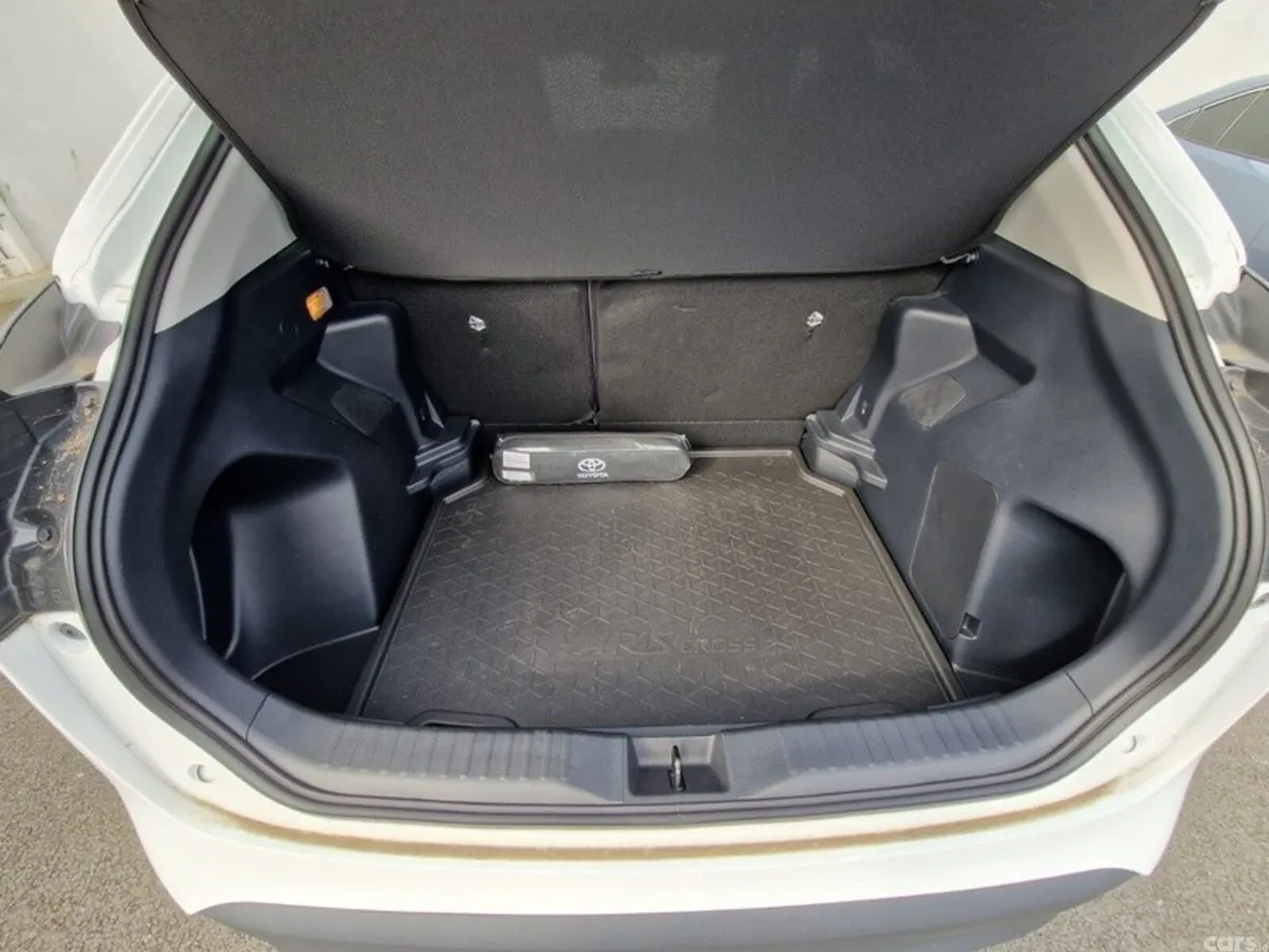 Toyota Yaris Cross Hatchback, Petrol Hybrid, 2024, White