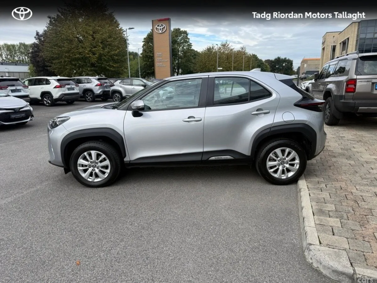 Toyota Yaris Cross Hatchback, Petrol Hybrid, 2024, Silver