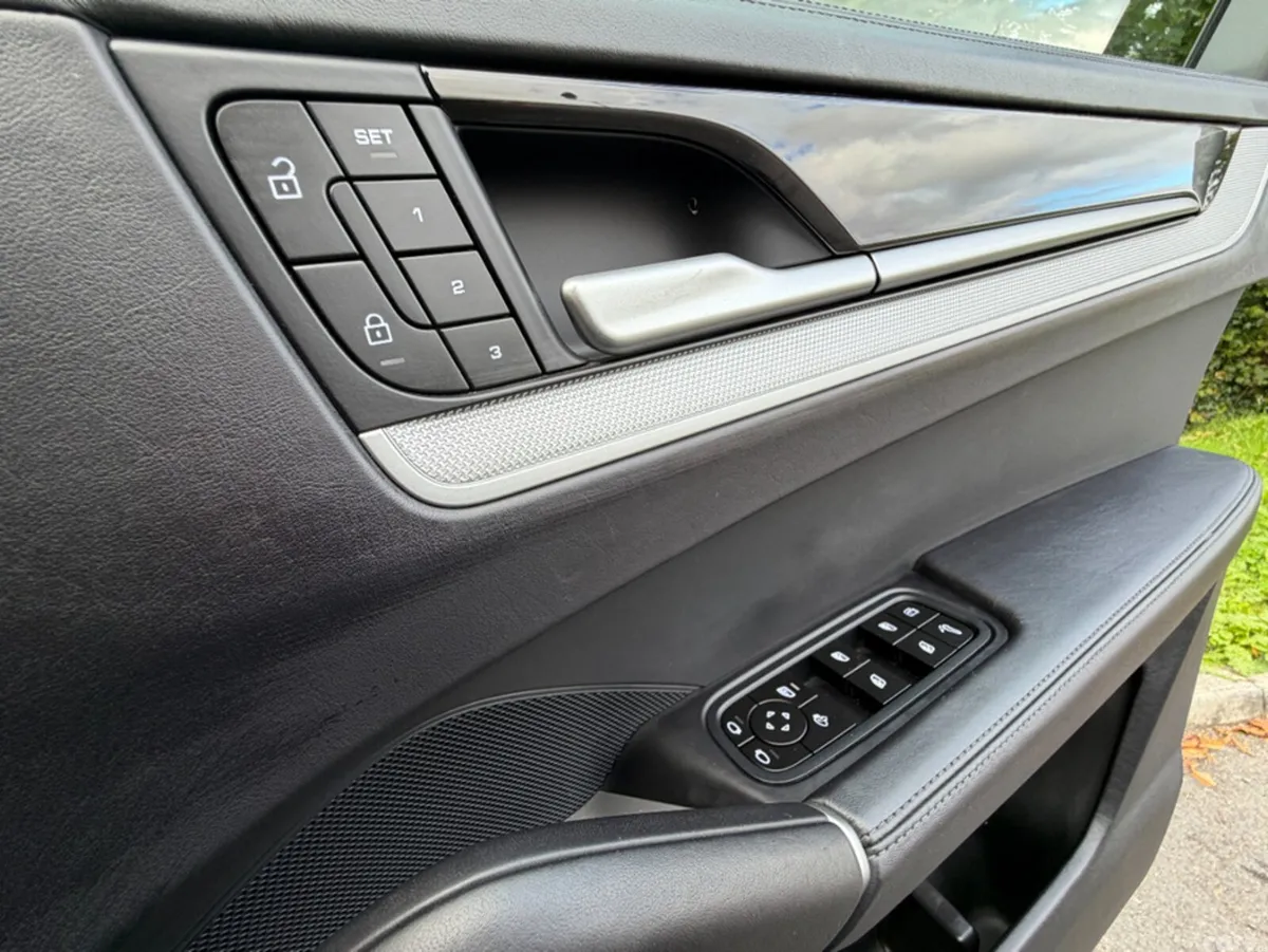 Porsche Cayenne Estate, Petrol Plug-in Hybrid, 2024, Black