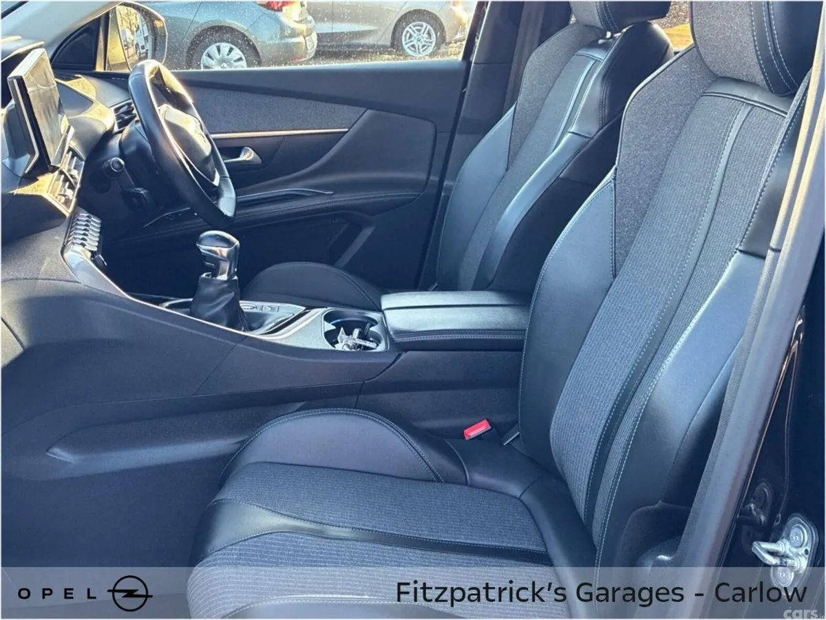 Peugeot 5008 MPV, Diesel, 2021, Black