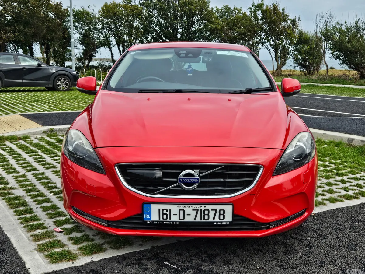 Volvo V40 Hatchback, Diesel, 2016, Red
