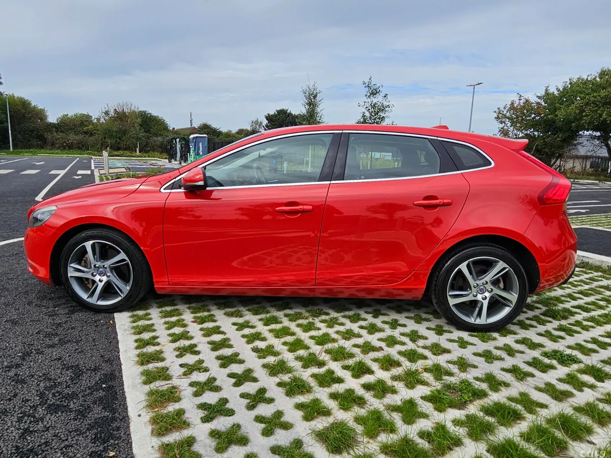 Volvo V40 Hatchback, Diesel, 2016, Red