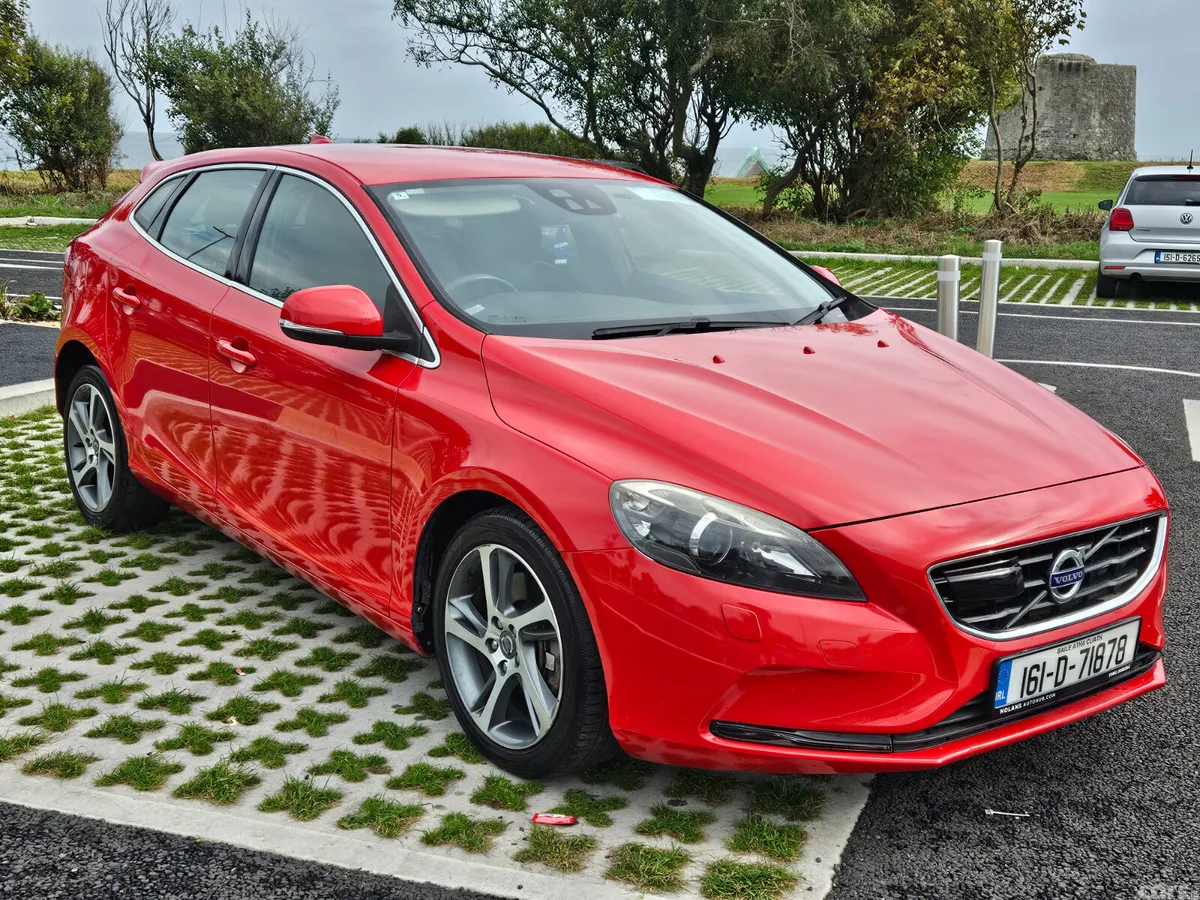 Volvo V40 Hatchback, Diesel, 2016, Red