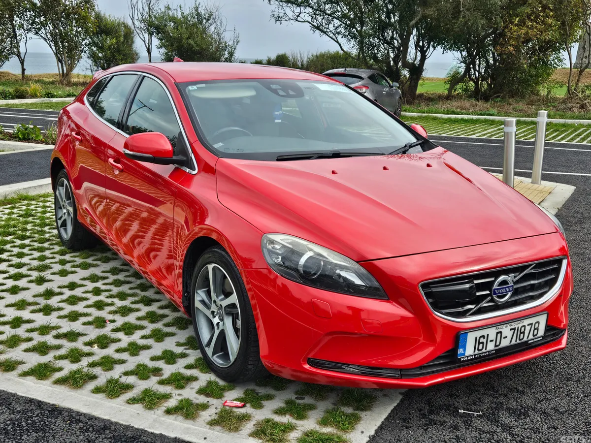 Volvo V40 Hatchback, Diesel, 2016, Red