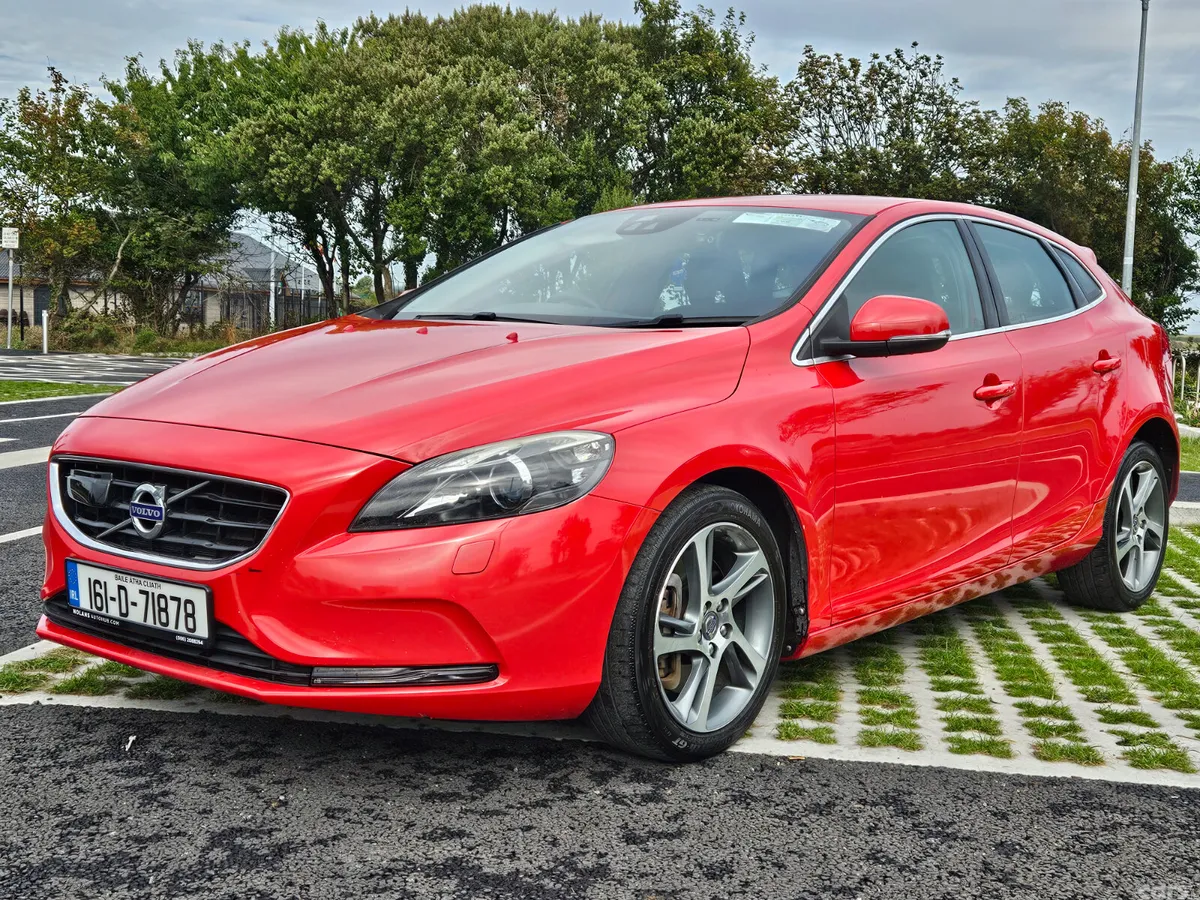 Volvo V40 Hatchback, Diesel, 2016, Red