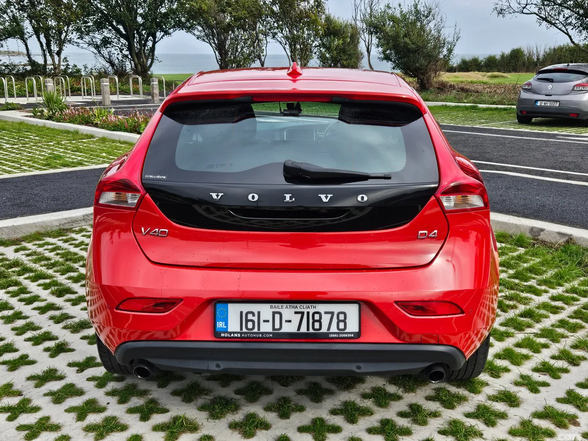 Volvo V40 Hatchback, Diesel, 2016, Red