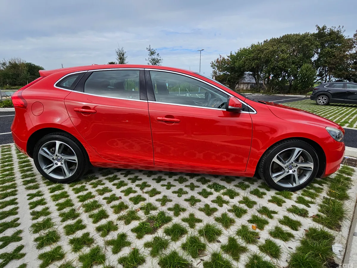 Volvo V40 Hatchback, Diesel, 2016, Red