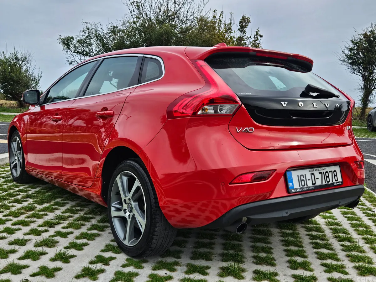 Volvo V40 Hatchback, Diesel, 2016, Red