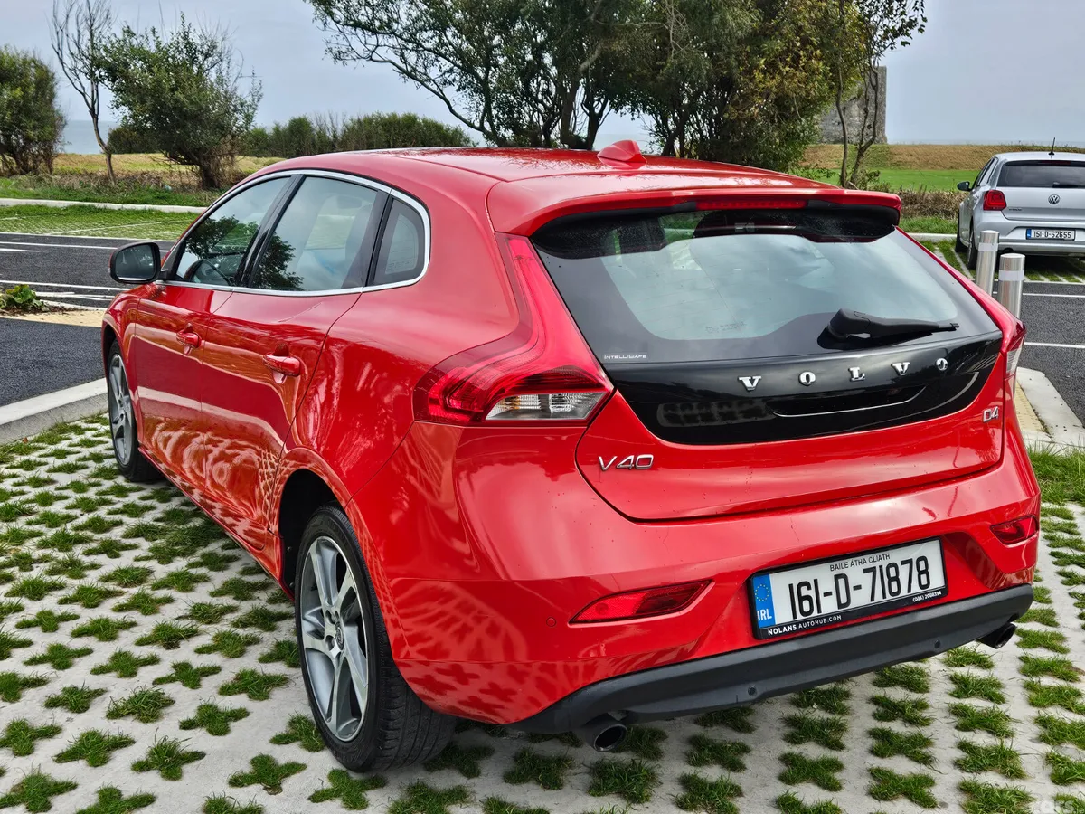 Volvo V40 Hatchback, Diesel, 2016, Red