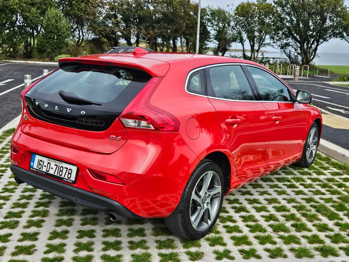 Volvo V40 Hatchback, Diesel, 2016, Red