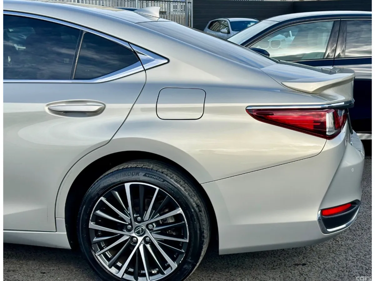 Lexus ES Saloon, Petrol Hybrid, 2023, White