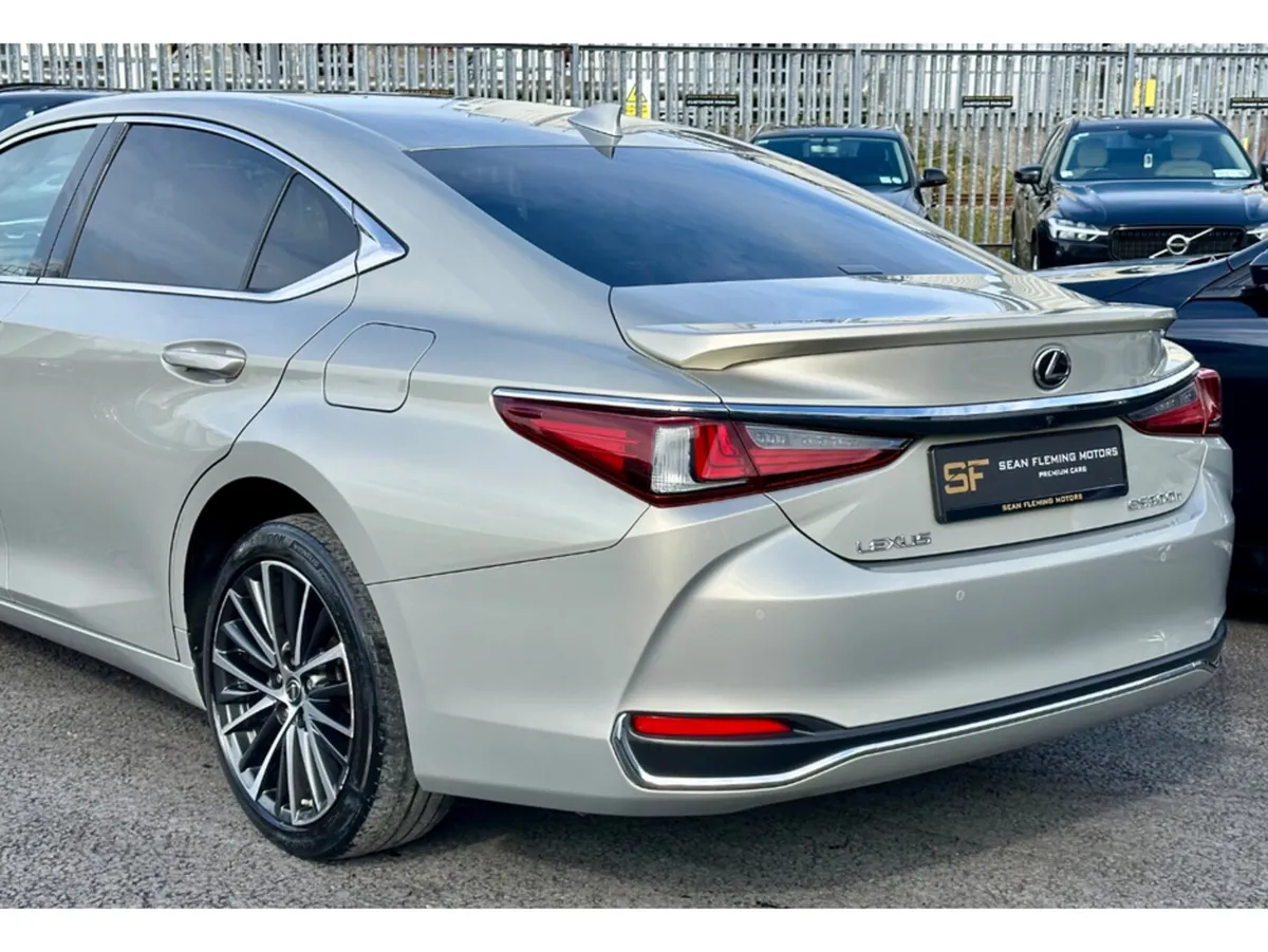 Lexus ES Saloon, Petrol Hybrid, 2023, White