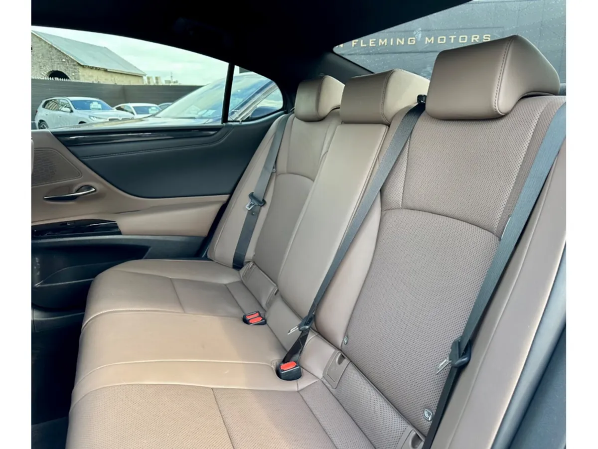 Lexus ES Saloon, Petrol Hybrid, 2023, White