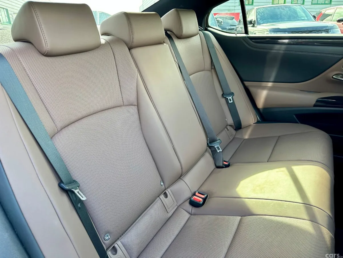 Lexus ES Saloon, Petrol Hybrid, 2023, White