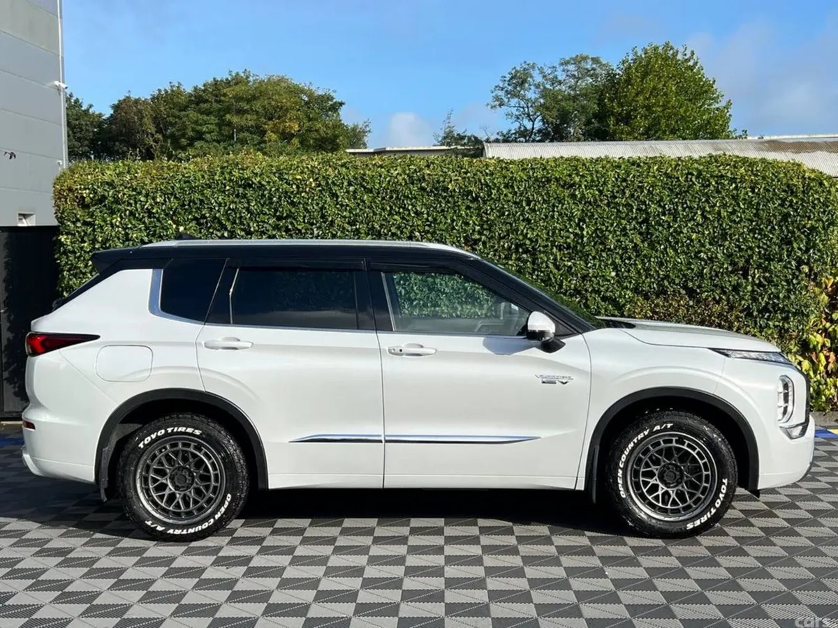 Mitsubishi Outlander SUV, Petrol Hybrid, 2023, White