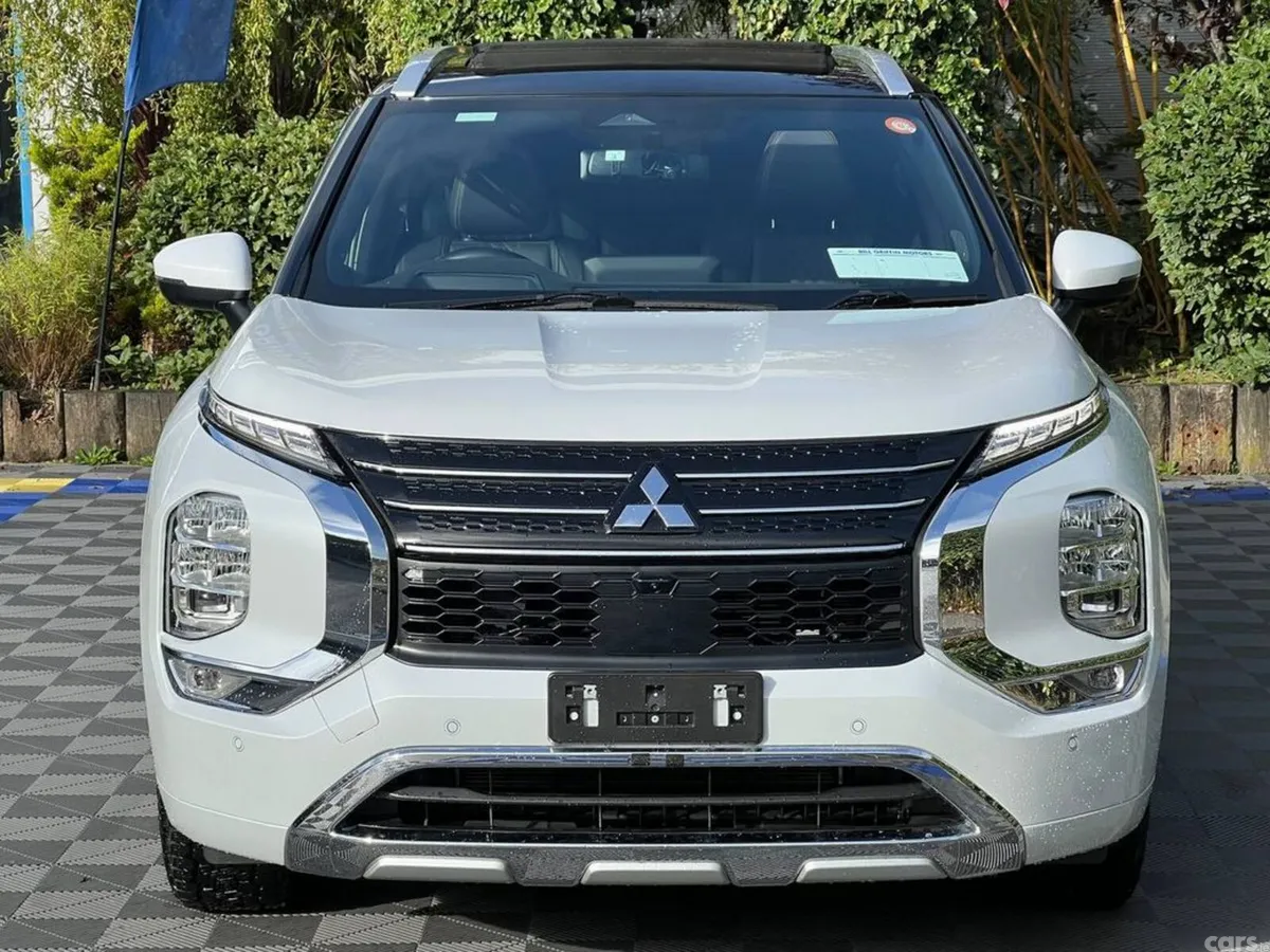 Mitsubishi Outlander SUV, Petrol Hybrid, 2023, White