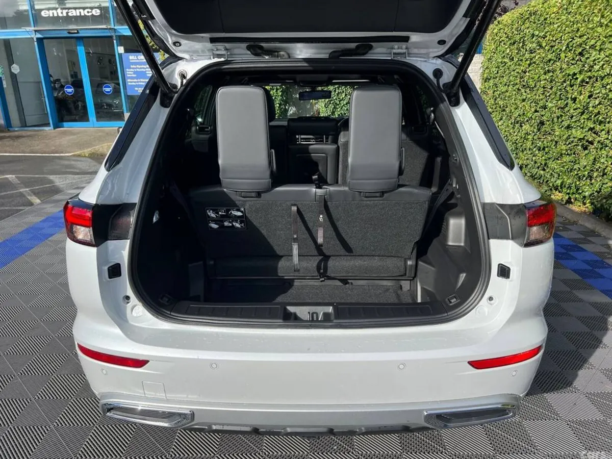 Mitsubishi Outlander SUV, Petrol Hybrid, 2023, White