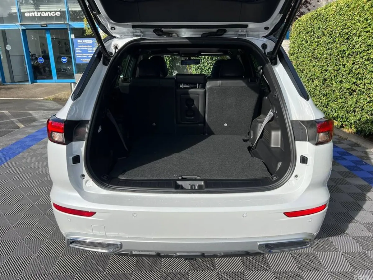 Mitsubishi Outlander SUV, Petrol Hybrid, 2023, White