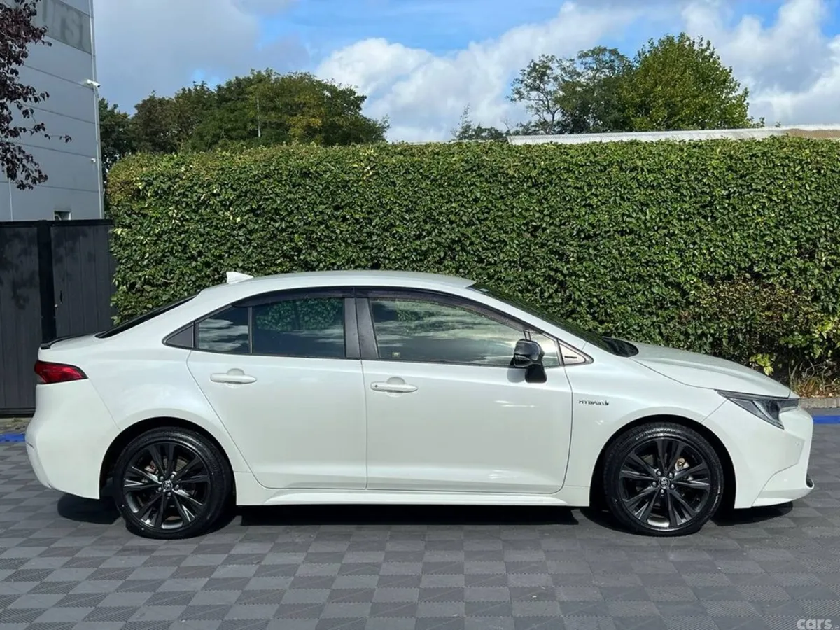 Toyota Corolla Saloon, Petrol Hybrid, 2019, White