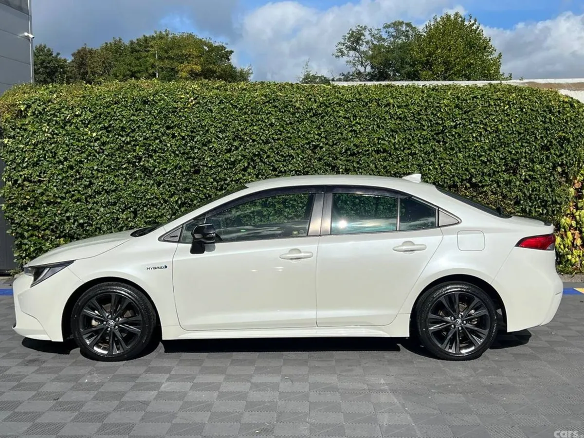 Toyota Corolla Saloon, Petrol Hybrid, 2019, White