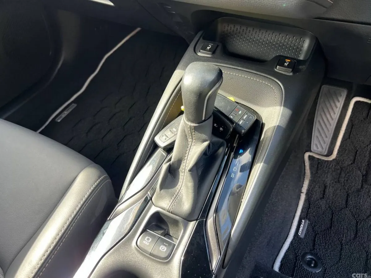 Toyota Corolla Saloon, Petrol Hybrid, 2019, White