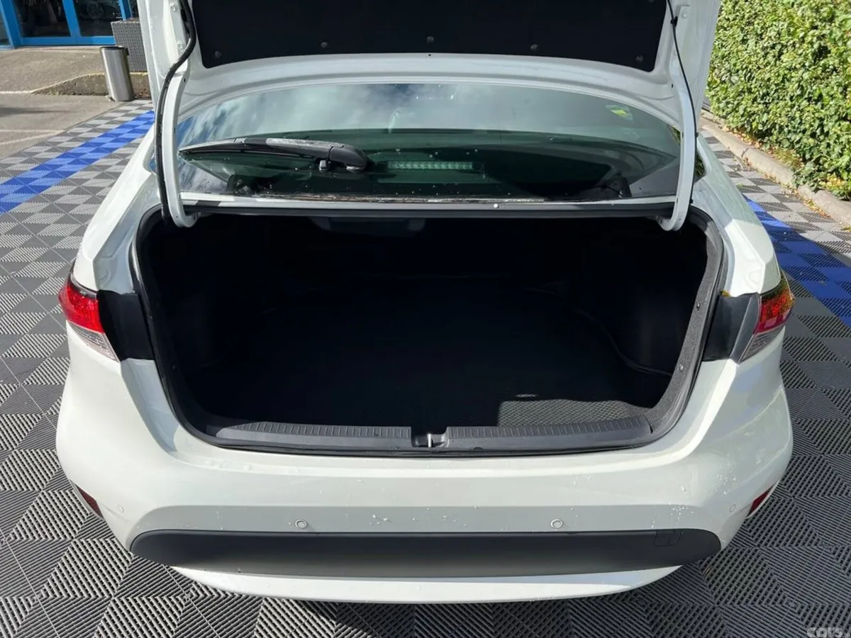 Toyota Corolla Saloon, Petrol Hybrid, 2019, White