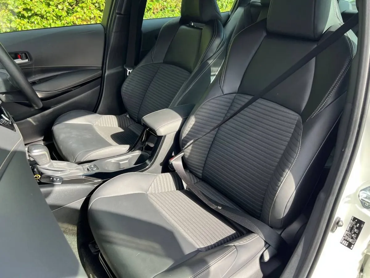 Toyota Corolla Saloon, Petrol Hybrid, 2019, White
