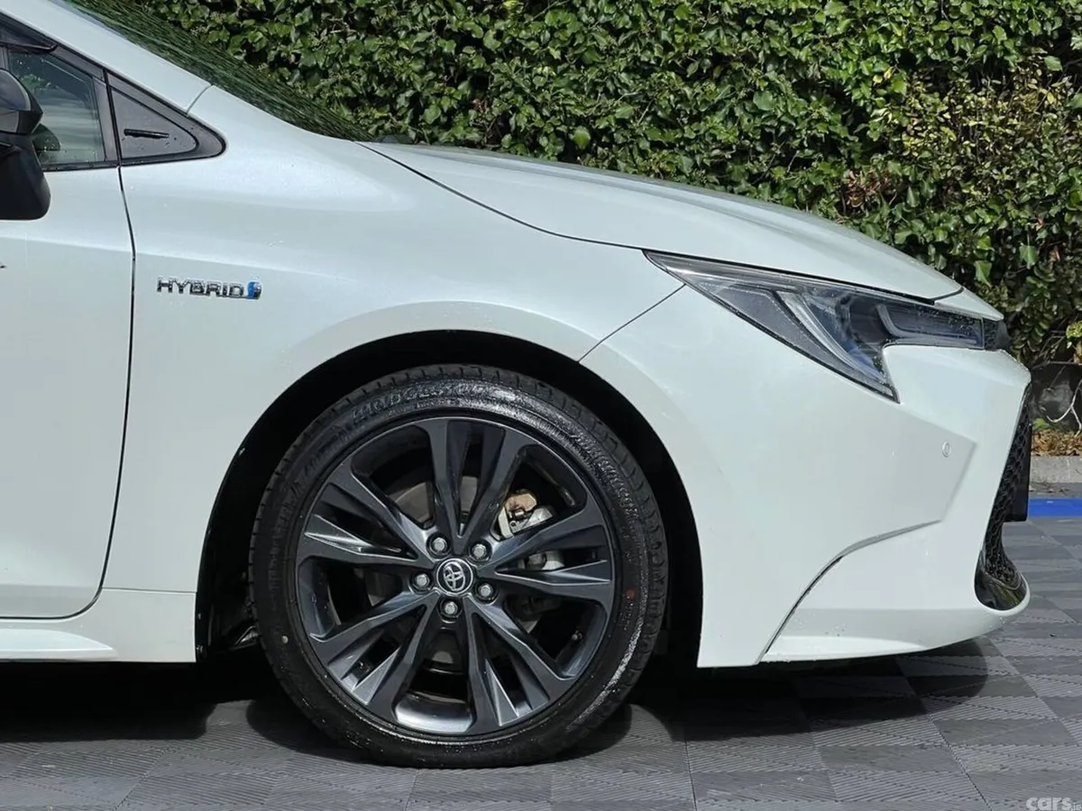 Toyota Corolla Saloon, Petrol Hybrid, 2019, White