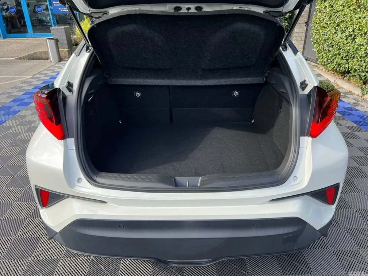 Toyota C-HR SUV, Petrol Hybrid, 2021, White