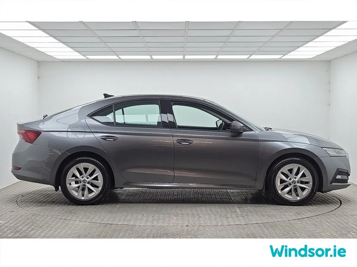 Skoda Octavia Saloon, Diesel, 2024, Grey