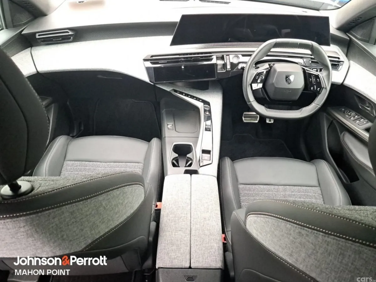 Peugeot 5008 MPV, Petrol, 2026, Grey