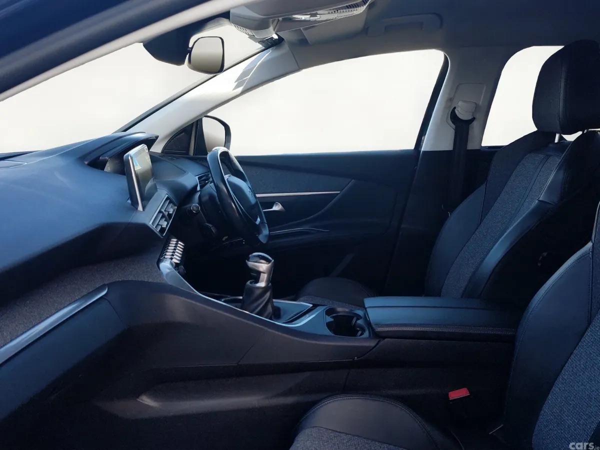 Peugeot 5008 MPV, Diesel, 2019, Blue