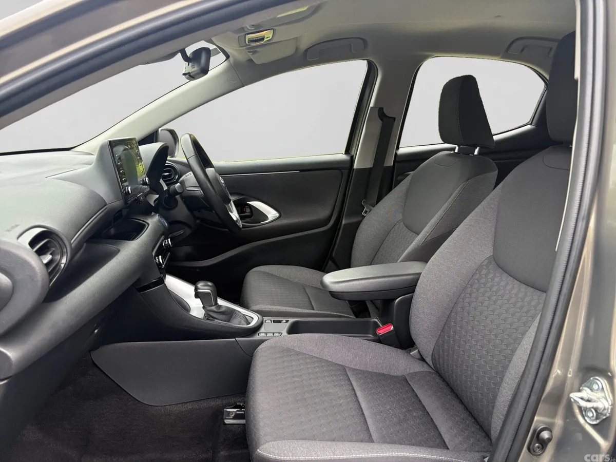 Toyota Yaris Hatchback, Petrol Hybrid, 2023, Green