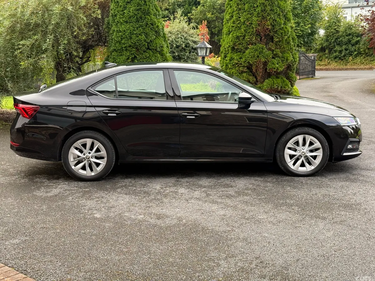 Skoda Octavia Saloon, Diesel, 2023, Black